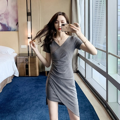 Stílusos aszimmetrikus női ruha rövid ujjú, spitz nyakkivágással fekete és szürke színben