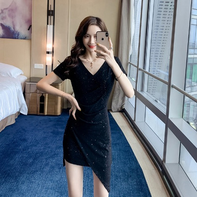 Stílusos aszimmetrikus női ruha rövid ujjú, spitz nyakkivágással fekete és szürke színben