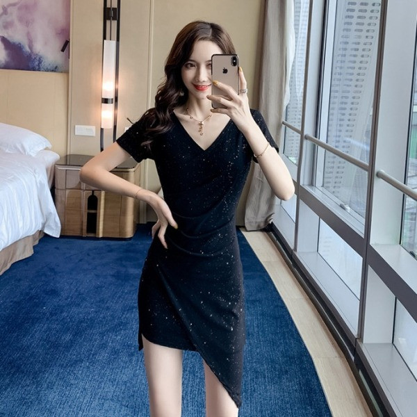 Stílusos aszimmetrikus női ruha rövid ujjú, spitz nyakkivágással fekete és szürke színben