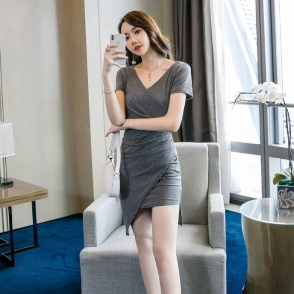 Stílusos aszimmetrikus női ruha rövid ujjú, spitz nyakkivágással fekete és szürke színben