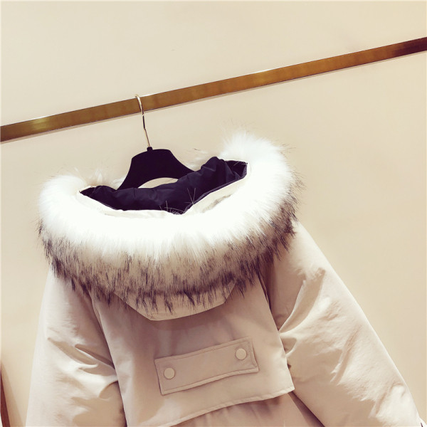 Modern női téli kabát kapucnival, fekete-fehér színben