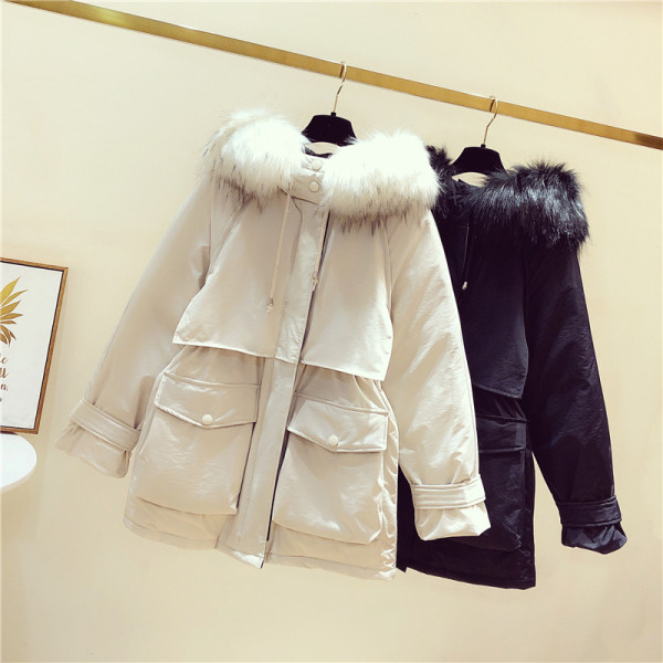 Modern női téli kabát kapucnival, fekete-fehér színben