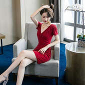 Modern női rövid ruha spitz nyakkivágással és rövid ujjú fekete és piros színben