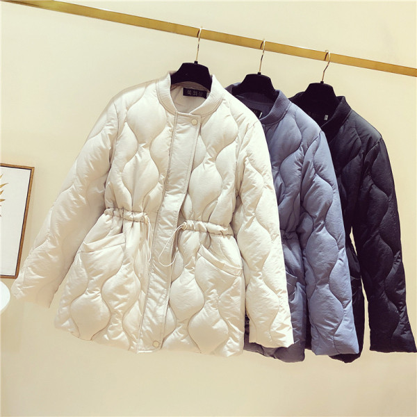 Női őszi-téli kabát kivágott modell derékcsatlakozással kék, bézs és fekete színben