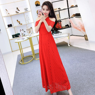 Stílusos női hosszú csipkeruha csupasz váll és csipke piros, kék és fekete színben