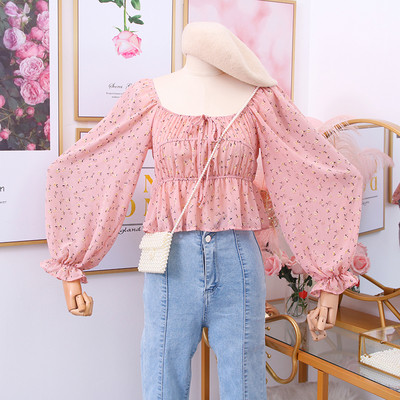 Női blúz négyzet alakú nyakkivágással, virágos motívumokkal és széles ujjakkal, több színben