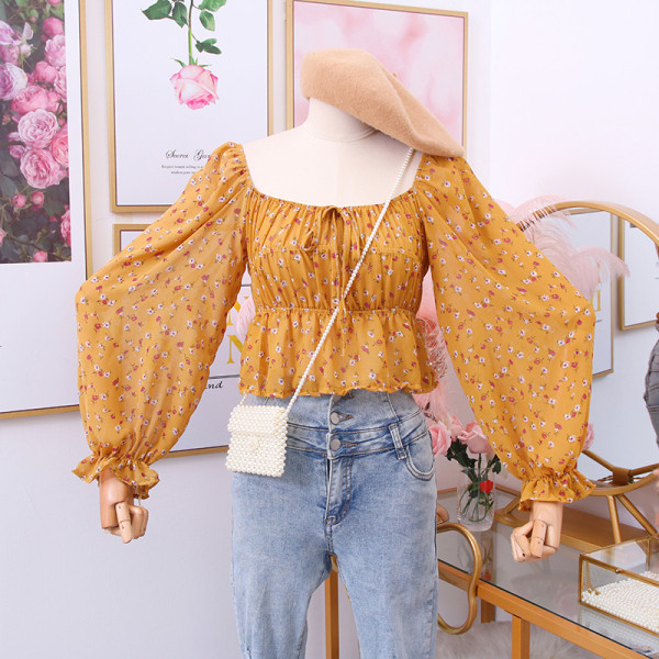 Női blúz négyzet alakú nyakkivágással, virágos motívumokkal és széles ujjakkal, több színben