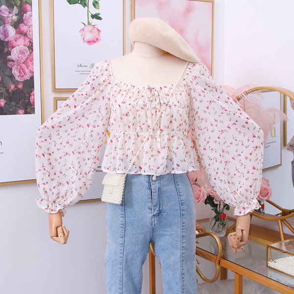 Női blúz négyzet alakú nyakkivágással, virágos motívumokkal és széles ujjakkal, több színben