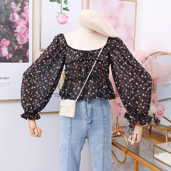 Női blúz négyzet alakú nyakkivágással, virágos motívumokkal és széles ujjakkal, több színben