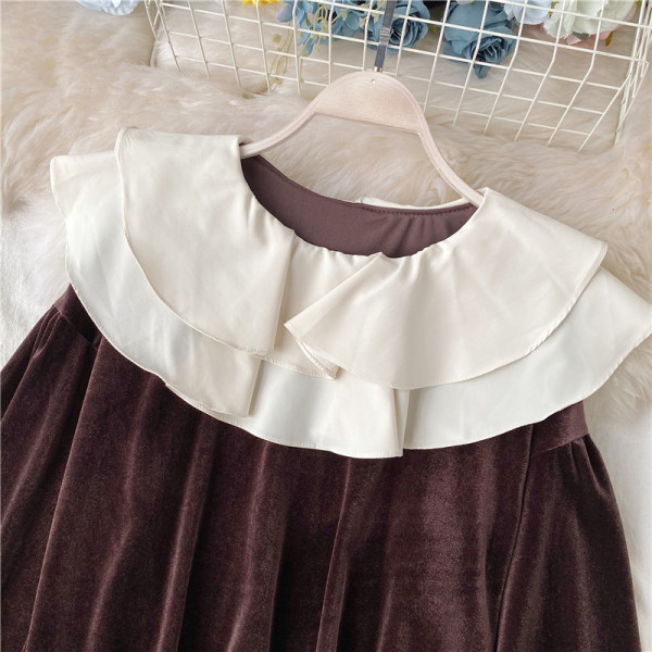 Női blúz barna és fekete színben, kerek nyakkivágással és hosszú ujjal