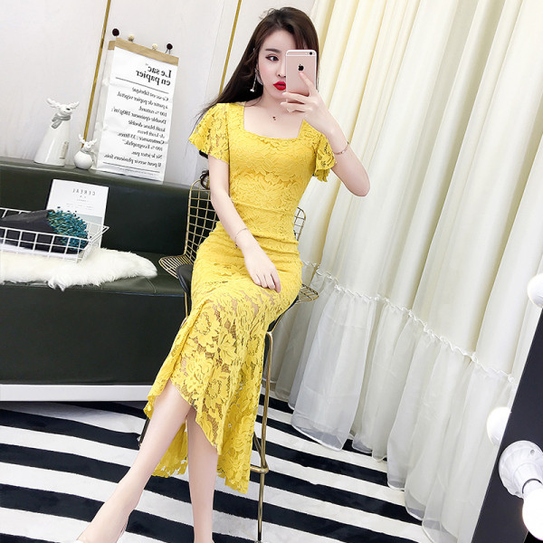 Stílusos női hosszú csipkeruha rövid ujjú, négyzet alakú nyakkivágással sárga, fekete és fehér színben