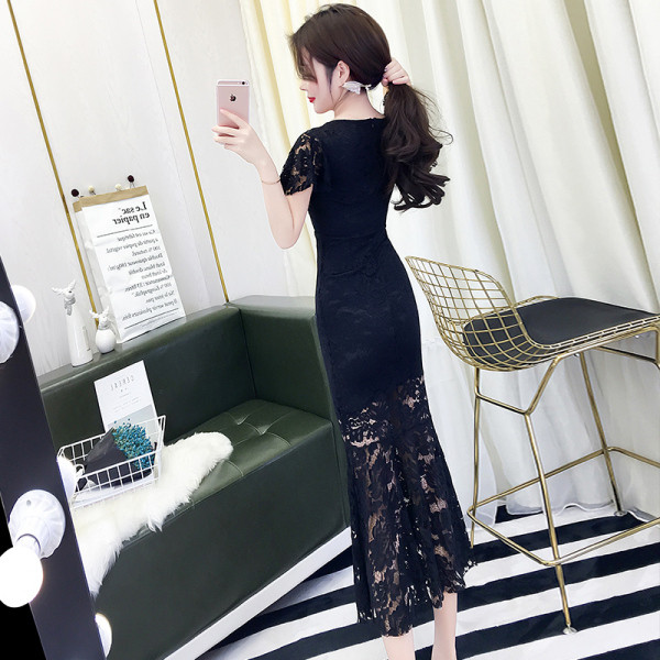 Stílusos női hosszú csipkeruha rövid ujjú, négyzet alakú nyakkivágással sárga, fekete és fehér színben