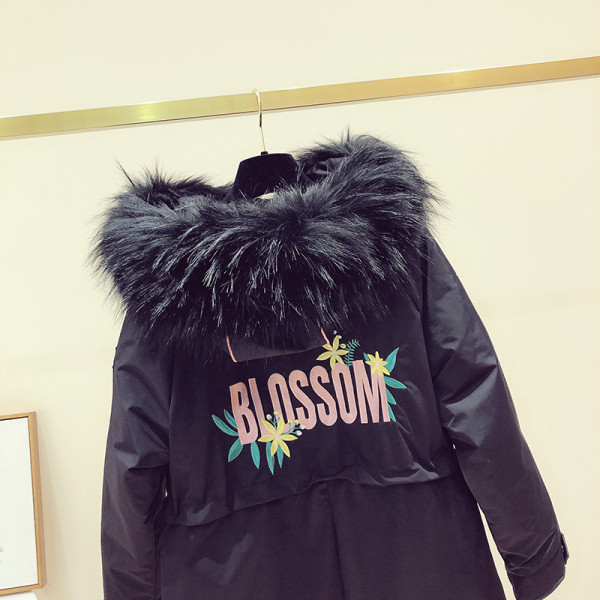 Aktuális női hosszú modell dzseki színes hímzéssel, kapucnival, fekete színben