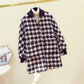 Női kockás kabát spitz nyakkivágással, fekete-fehér színben