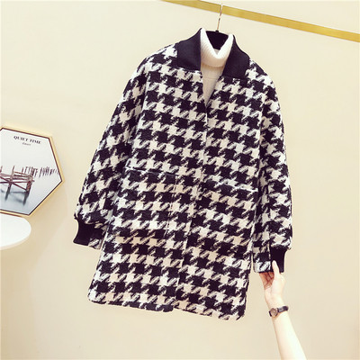 Női kockás kabát spitz nyakkivágással, fekete-fehér színben