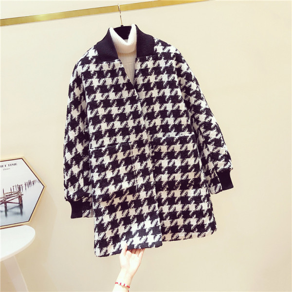 Női kockás kabát spitz nyakkivágással, fekete-fehér színben