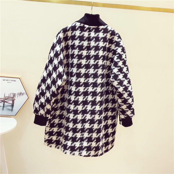 Női kockás kabát spitz nyakkivágással, fekete-fehér színben