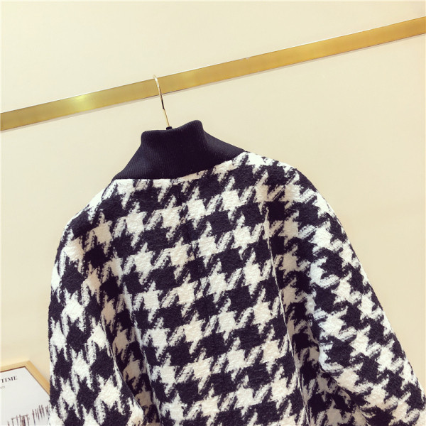 Női kockás kabát spitz nyakkivágással, fekete-fehér színben