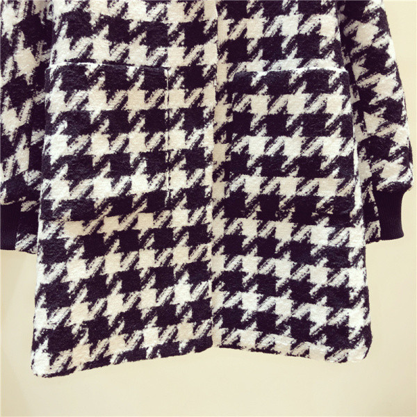 Női kockás kabát spitz nyakkivágással, fekete-fehér színben