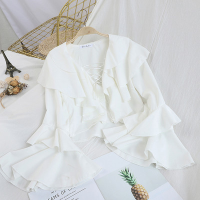 Piros, fehér és fekete színű női blúz lótusz ujjakkal, V-nyakkal