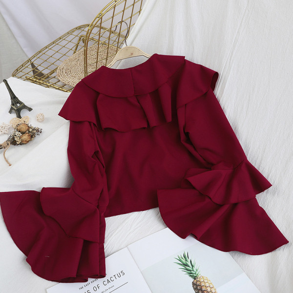 Piros, fehér és fekete színű női blúz lótusz ujjakkal, V-nyakkal