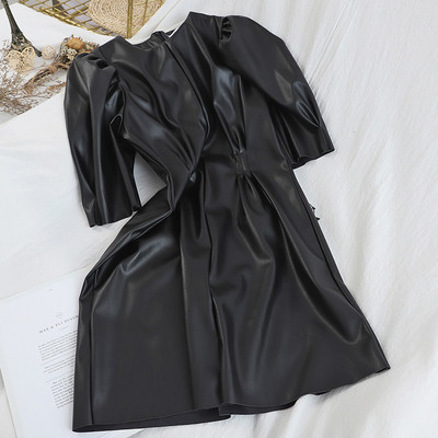 Öko bőrből készült, retro stílusú női ruha rövid ujjal, kerek nyakkivágással