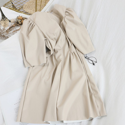 Öko bőrből készült, retro stílusú női ruha rövid ujjal, kerek nyakkivágással