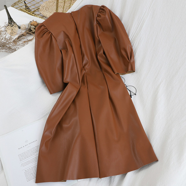 Öko bőrből készült, retro stílusú női ruha rövid ujjal, kerek nyakkivágással