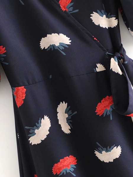 Női lezser szabású modell, derekán megkötős kék és mintás színben