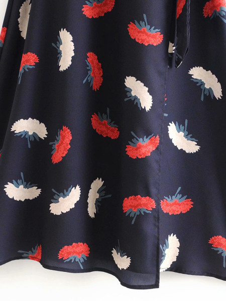 Női lezser szabású modell, derekán megkötős kék és mintás színben