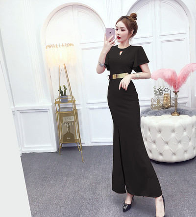 Forma női ruha ovális nyakkivágással és hasítékkal fekete, piros és bordó színekben