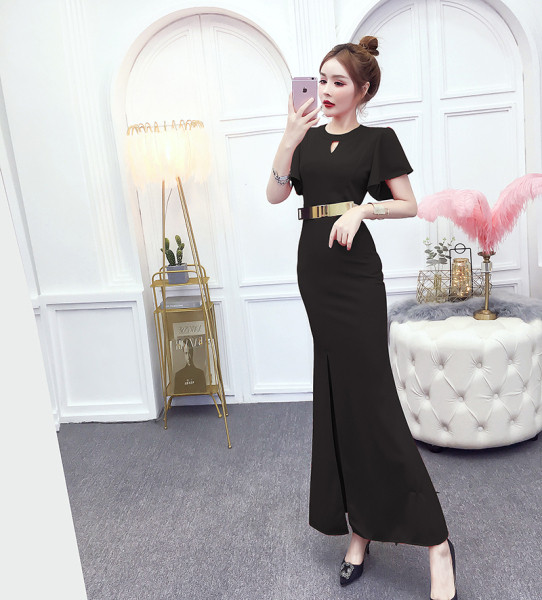 Forma női ruha ovális nyakkivágással és hasítékkal fekete, piros és bordó színekben