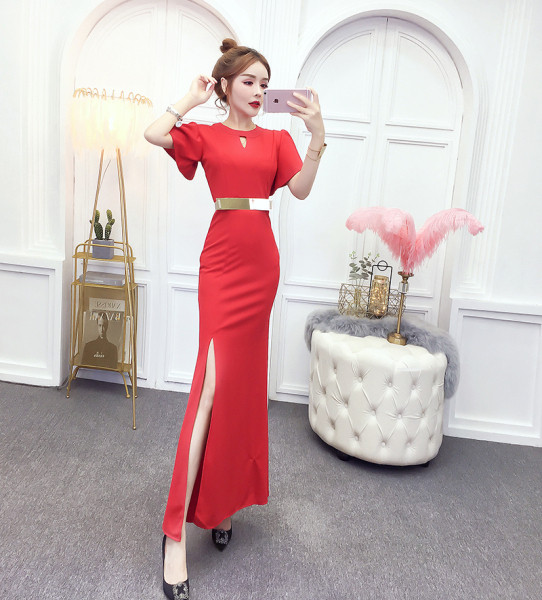 Forma női ruha ovális nyakkivágással és hasítékkal fekete, piros és bordó színekben