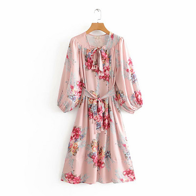 Rózsaszín, virágmintás női szabású ruha derékban megkötővel és nyakkivágással