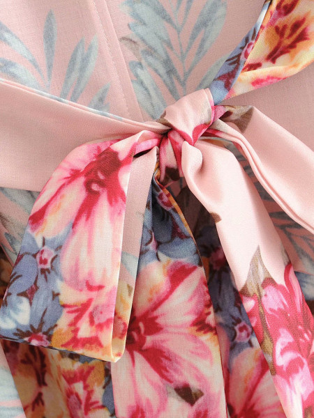 Rózsaszín, virágmintás női szabású ruha derékban megkötővel és nyakkivágással