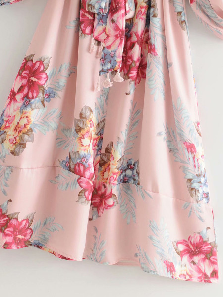 Rózsaszín, virágmintás női szabású ruha derékban megkötővel és nyakkivágással