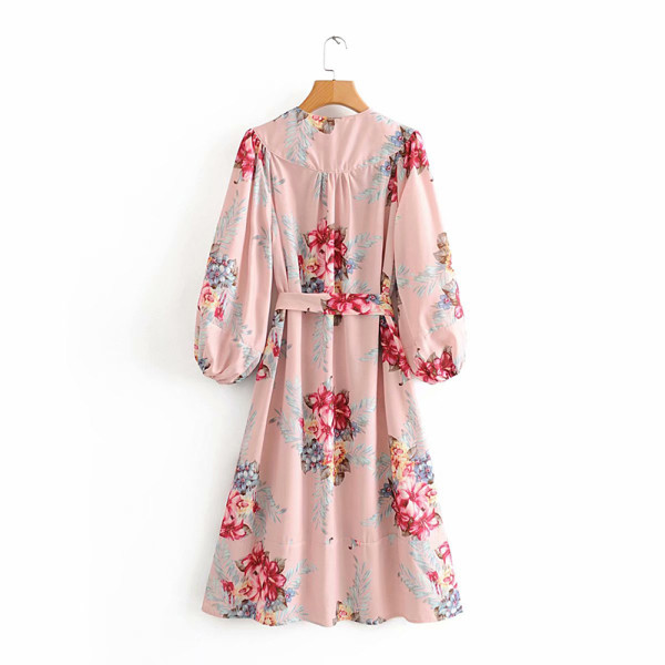 Rózsaszín, virágmintás női szabású ruha derékban megkötővel és nyakkivágással