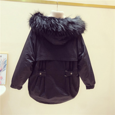 Modern női téli kabát aszimmetrikus modell, bézs, fekete és kék színű toll kapucnival