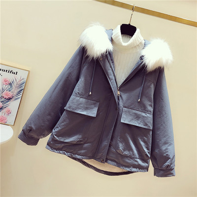 Modern női téli kabát aszimmetrikus modell, bézs, fekete és kék színű toll kapucnival