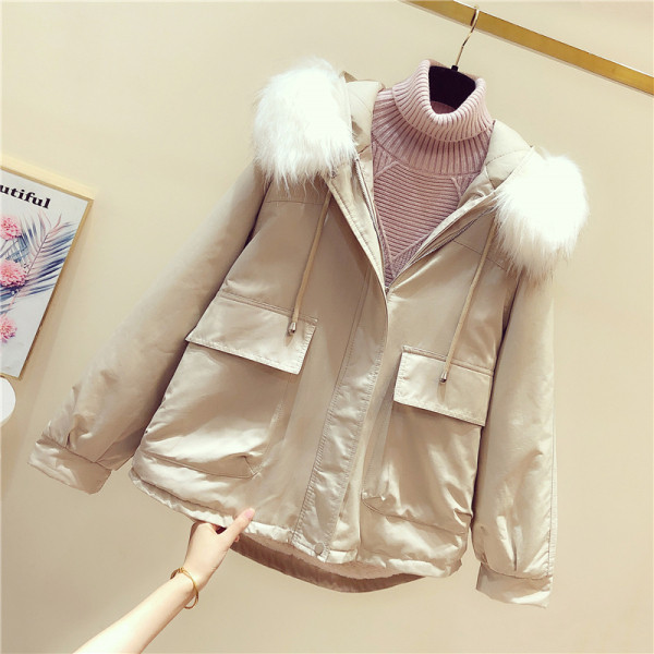 Modern női téli kabát aszimmetrikus modell, bézs, fekete és kék színű toll kapucnival