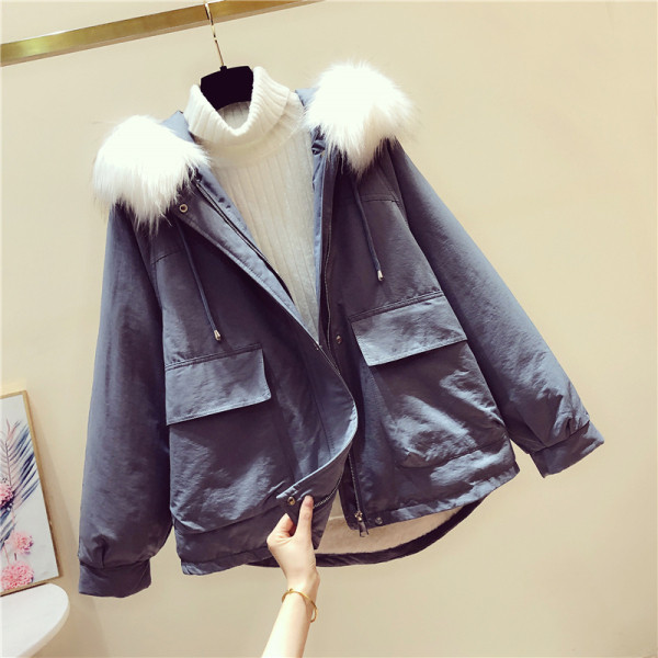 Modern női téli kabát aszimmetrikus modell, bézs, fekete és kék színű toll kapucnival