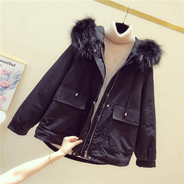 Modern női téli kabát aszimmetrikus modell, bézs, fekete és kék színű toll kapucnival