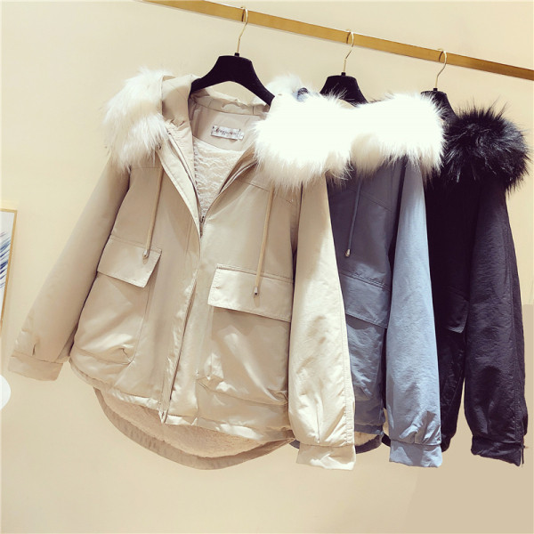 Modern női téli kabát aszimmetrikus modell, bézs, fekete és kék színű toll kapucnival