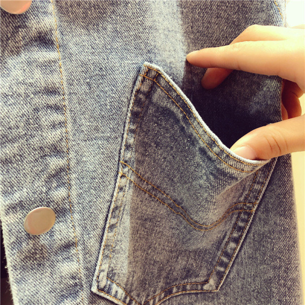 Női farmermellény, hátoldalán kék színben hímzéssel