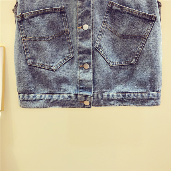 Női farmermellény, hátoldalán kék színben hímzéssel