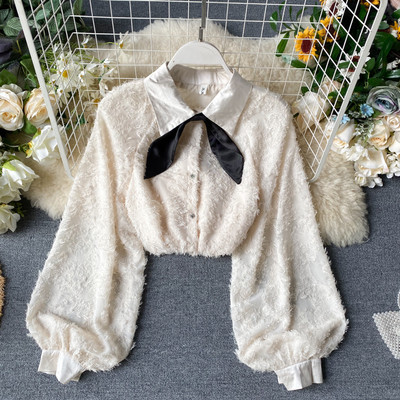 Modern női ing fehér, bézs és fekete szalaggal és gombokkal