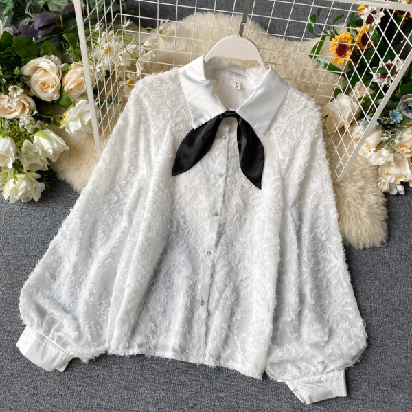 Modern női ing fehér, bézs és fekete szalaggal és gombokkal