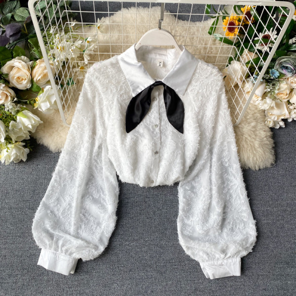 Modern női ing fehér, bézs és fekete szalaggal és gombokkal