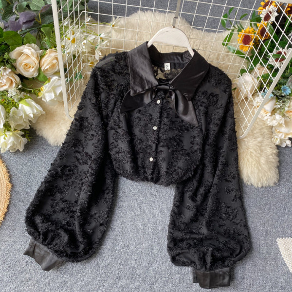 Modern női ing fehér, bézs és fekete szalaggal és gombokkal