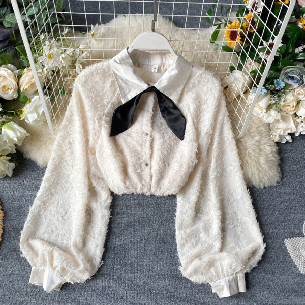 Modern női ing fehér, bézs és fekete szalaggal és gombokkal